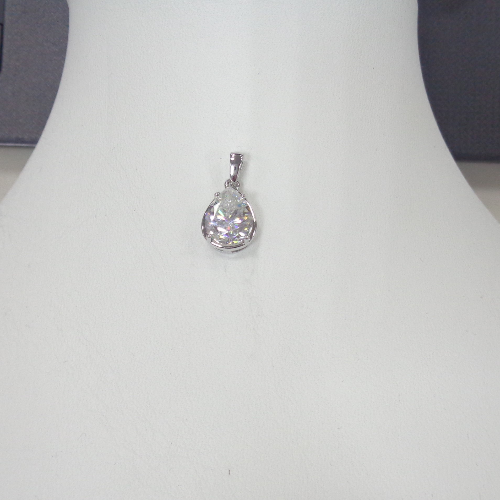 Серебряная подвеска с муассанитом